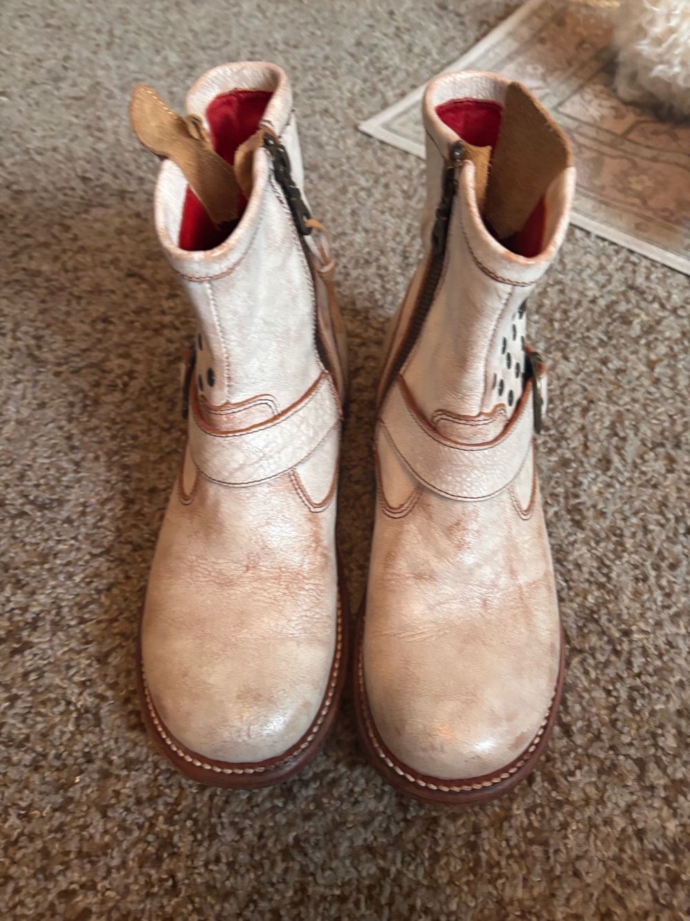 Source Unknown Cream Leather Ankle Boots with Red Lining